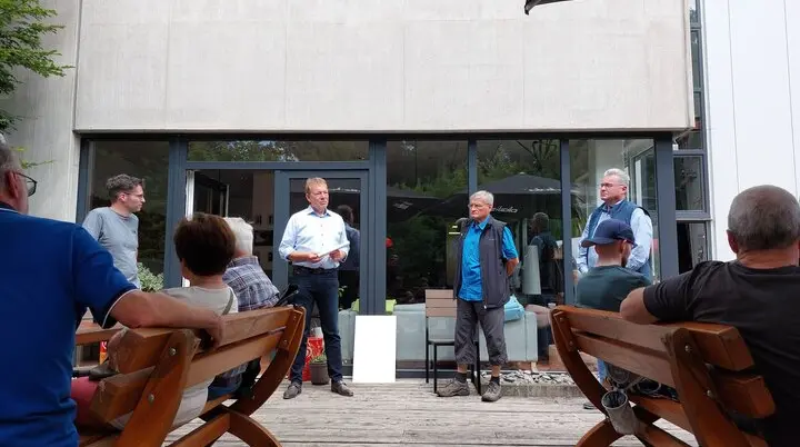Hendrik (Kletterzentrum, Steffen Mues (Bürgermeister der Stadt Siegen), Hubert und Konrad (beide Vorstand) stehen auf der Terasse des DAV Kletterzentrum Siegerland | © Jonathan, JDAV Siegerland