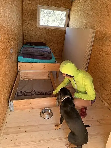 Sektion Siegerland Siegerlandhütte mit Hund | © Sektion Siegerland