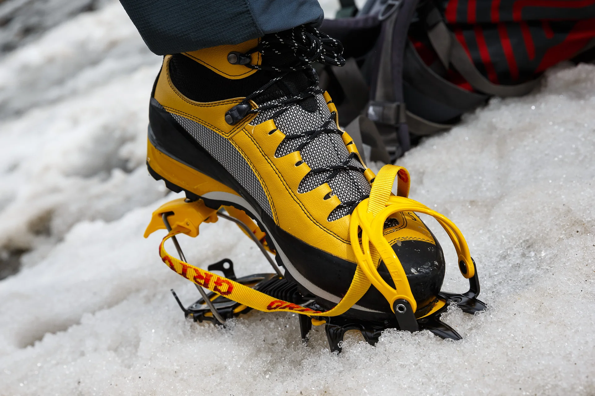 Hochtour: über den Gepatschferner zur Rauhekopfhütte. | © DAV/Marco Kost Ein Schuh mit Steigeisen auf einem Eisfeld | © DAV/Marco Kost
