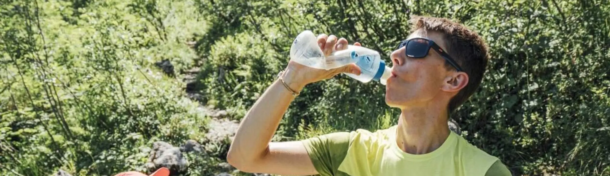Zwei Wanderer rasten bei heißen Temperaturen und trinken aus einer Flasche | © DAV / Julian Rohn