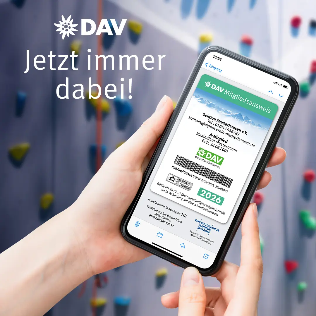 Ein Smartphone mit dem digitalen Mitgliedsausweis im Display | © DAV